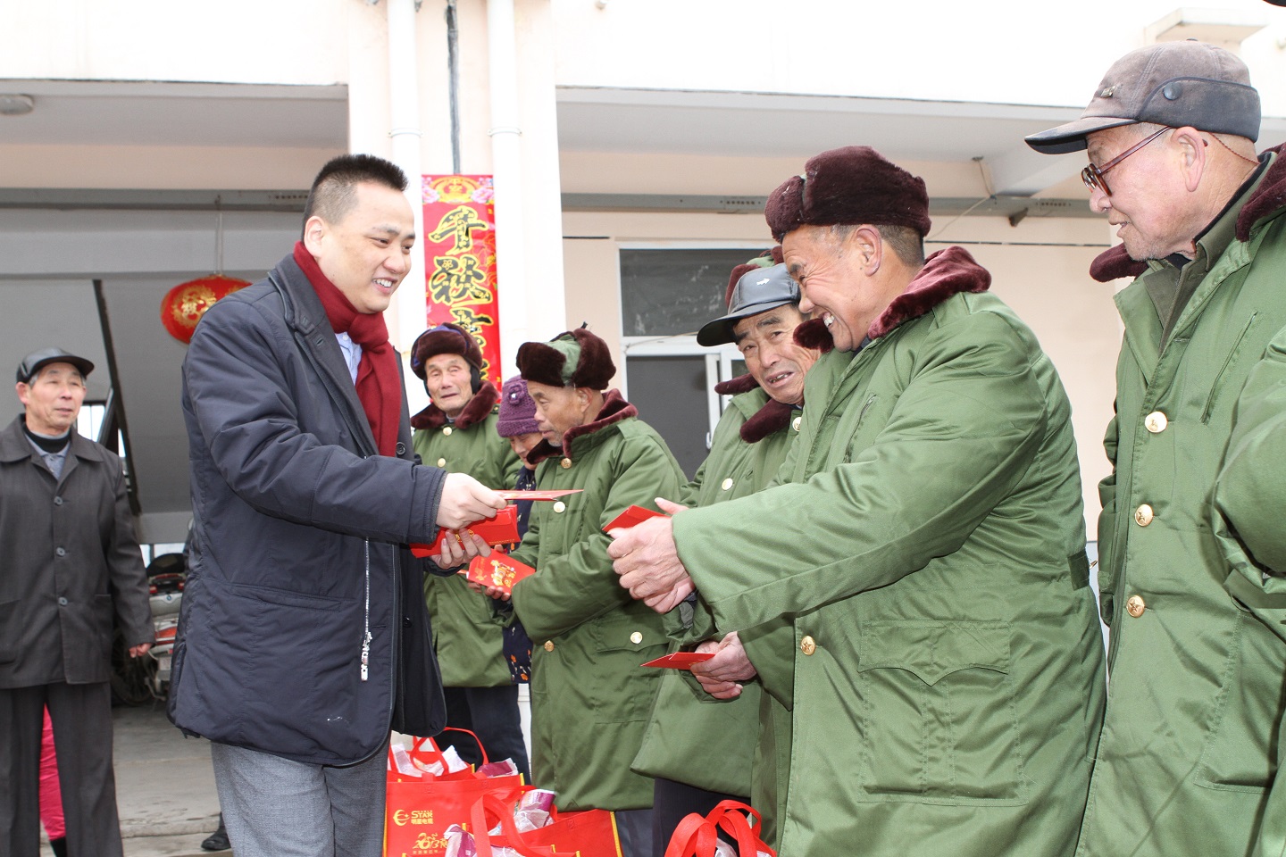 1564539837966364.jpg 166.董事長(zhǎng)春節(jié)慰問(wèn)無(wú)為縣高溝鎮(zhèn)610名老黨員.JPG