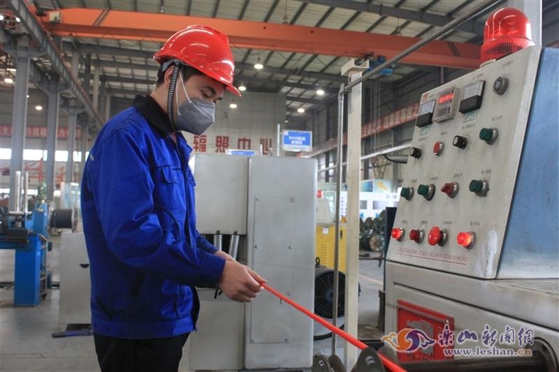 1582607186356776.jpg 肖威照片.jpg